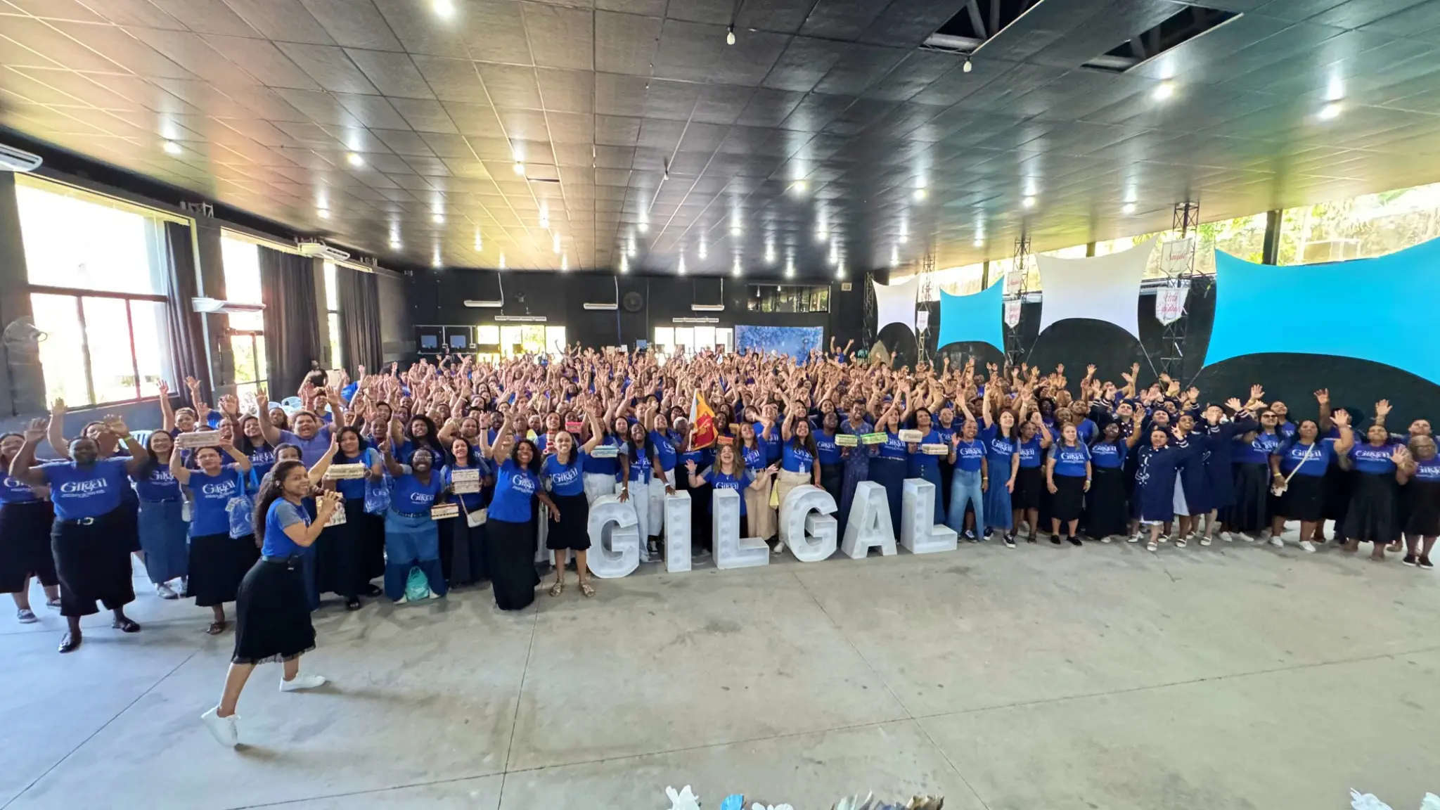 Participantes da Conferência Gilgal 2025 reunidas diante das letras GILGAL